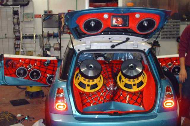 Mega stereo e musica ''a palla'': a Bari sfida tra auto a colpi di decibel